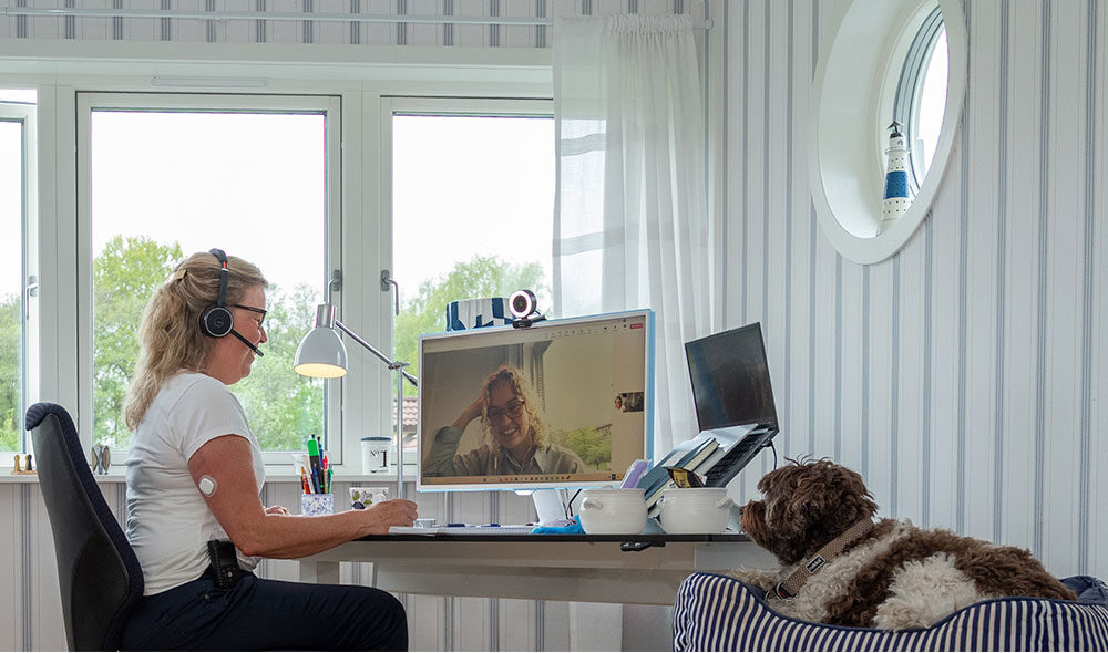 Sjuksköterska Maria Stålgren, Diabetessupport.se sitter på sitt kontor och kommunicerar med klient på skärmen